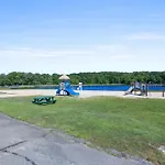 Spacious Entertainment Haven - Hot Tub And More