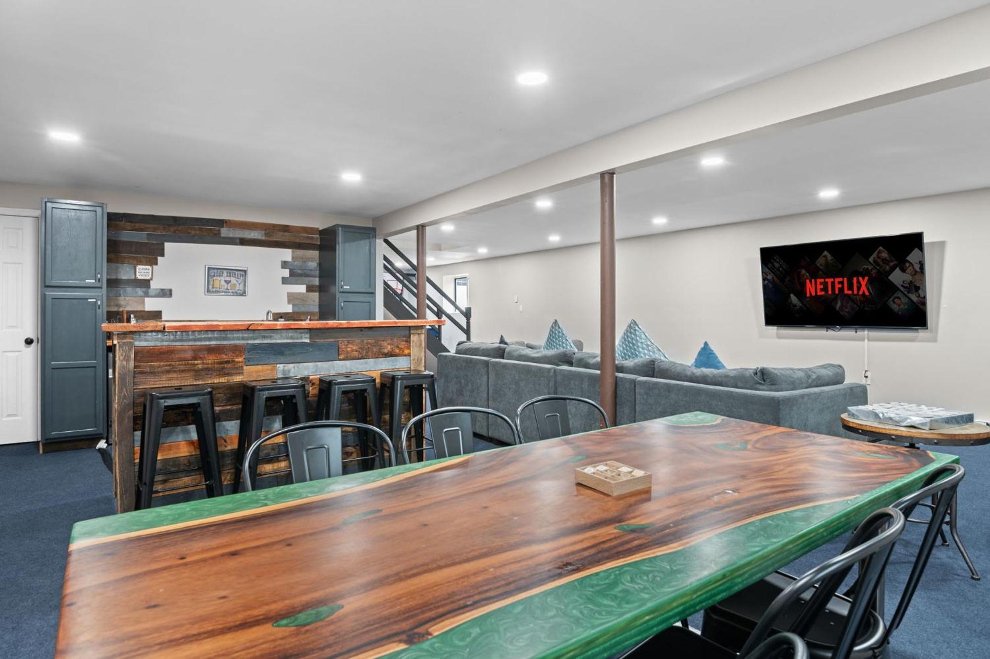 Spacious Entertainment Haven - Hot Tub And Holiday home Albrightsville