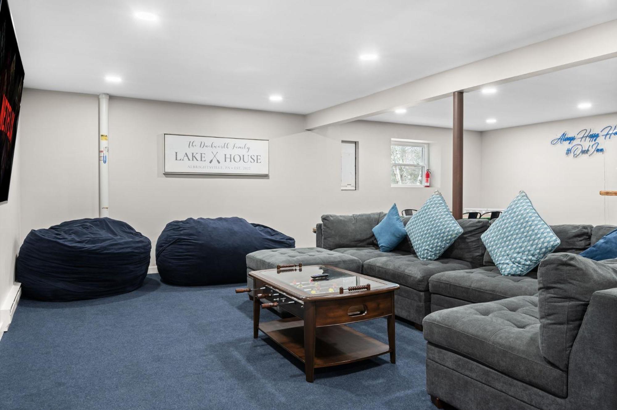 Spacious Entertainment Haven - Hot Tub And Holiday home Albrightsville