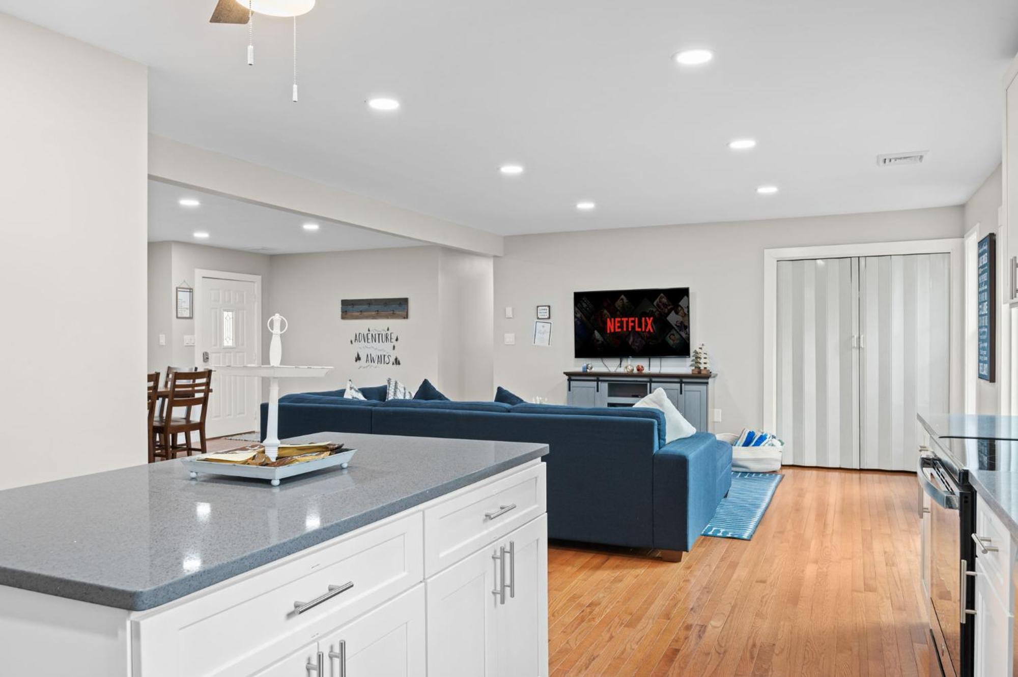 Spacious Entertainment Haven - Hot Tub And